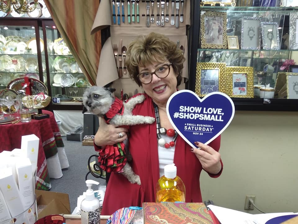 Linda from The Pink Daisy supports Small Business Saturday.